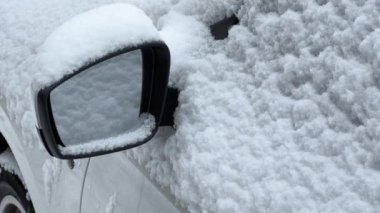 Arabanın dışında dikiz aynası yumuşak karla kaplı.