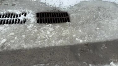 Karlı dökme demir ızgarası eriyen kar sırasında drenaj