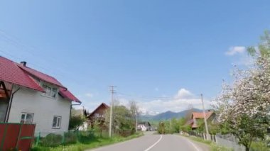 Dağlık köyde uzak karlı dağlara karşı çarpık bir yol.