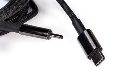 Siyah örgülü kablodaki beyaz arka plandaki USB Tip-C 'yi kapatır