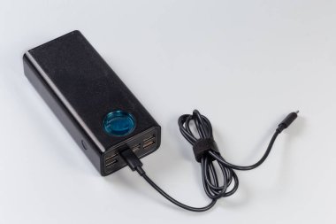 Bağlı USB kablosu, girişi ve çıktısı diğer standartların USB portları ve giriş ve çıkışlarına sahip güç bankası ön panel üzerinde standart ve parametreleri gri bir arkaplan üzerinde belirlenmiş