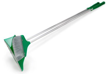 Gri tüylü yeşil plastik süpürge seti ve beyaz zemin süpürmek için uzun metal saplı faraş.