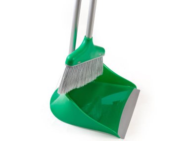 Gri tüylü yeşil plastik süpürge seti ve beyaz zemin süpürmek için uzun metal saplı faraş.