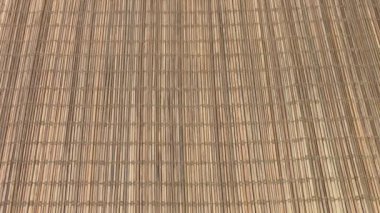 Pembe kalın tabakları bambu masa paspasına koyuyoruz.