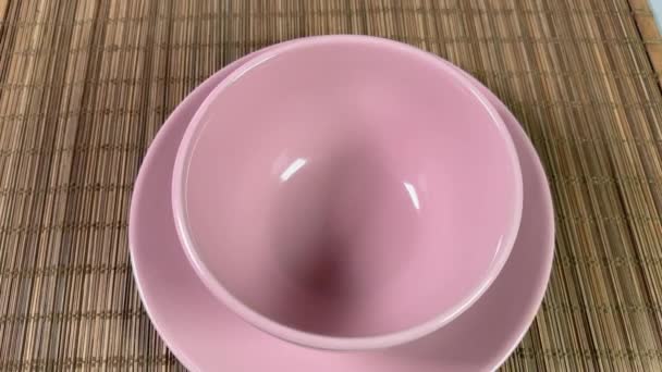 Розовая Чаша Плоской Тарелке Бамбуковом Коврике — стоковое видео