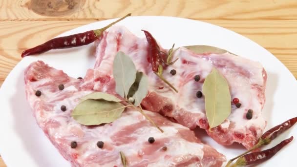 Côtes Porc Crues Aux Épices Séchées Sur Plat Blanc — Video