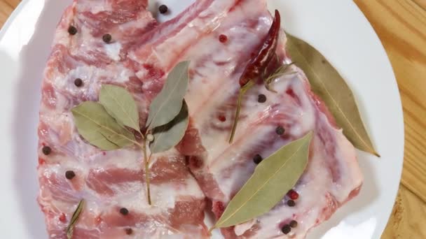 Côtes Porc Cru Avec Des Épices Séchées Sur Plat Vue — Video