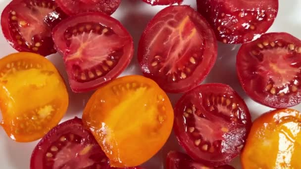Mitades Tomates Rojos Amarillos Plato Vista Superior — Vídeo de stock