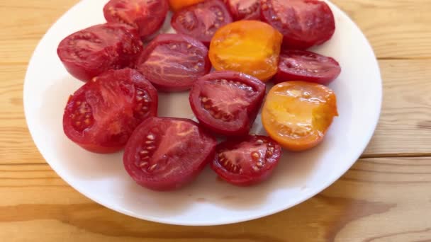 Halves Red Yellow Tomatoes Dish Top View — Stock Video