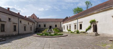 Svirzh Şatosu 15. yüzyılda, Ukrayna 'da inşa edildi. Güneşli bahar gününde iç avlunun panoramik manzarası.