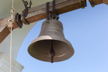 Bronz bardak şeklindeki kilise çanı ahşap kirişe asıldı. Hristiyan kilisesinin bahçesindeki kemerli çan kulesinde sallanmak ve ileri geri sallanmak için başlık denildi.
