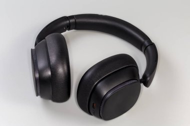 Gri arka planda siyah, modern, kablosuz, tam boyutlu, kapalı kulaklık.