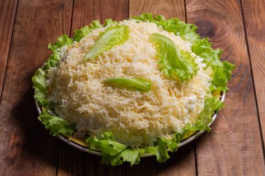 Haşlanmış tavuk eti salatası, konserve ananas ve taze marullu mısır, rendelenmiş yumurta ve peynirle kaplanmış kırsal bir masada.