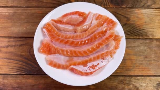 烧烤盘上的三文鱼肚脐咸片 — 图库视频影像