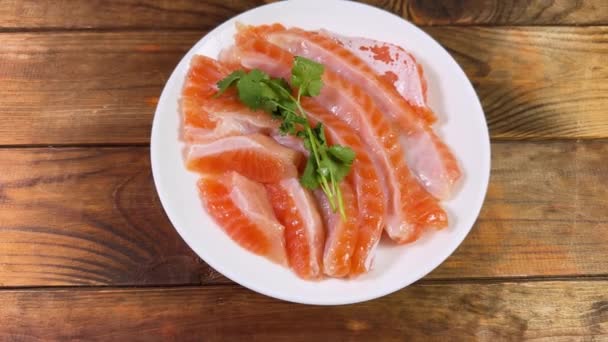 盘子里的咸肉三文鱼肚和香菜枝条 — 图库视频影像