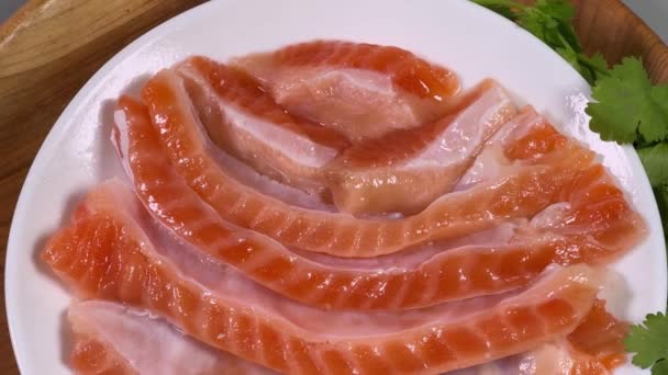 木架上的菜盘上有咸鱼肚脐片 — 图库视频影像