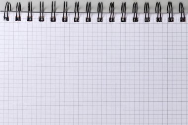 Bir okul egzersiz kitabının boş sayfası ya da siyah kablo sarmalı kağıt defter, üst görünüm