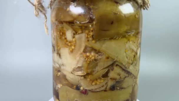 Aubergines Conserve Avec Oignon Pot Sur Fond Gris — Video