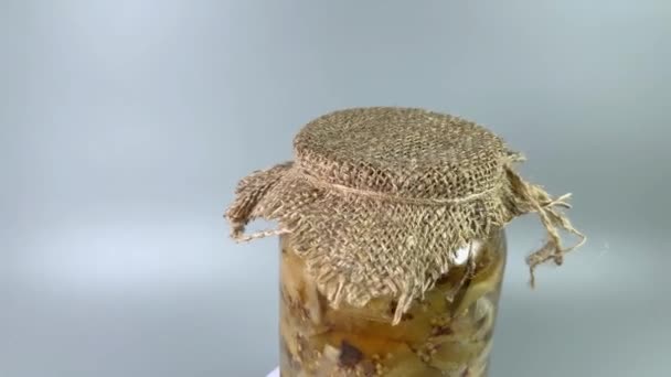 罐装茄子 罐装洋葱 灰色背景 — 图库视频影像