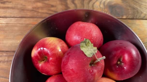Πλένει Κόκκινα Μήλα Μεταλλικό Μπολ Στο Ρουστίκ Τραπέζι — Αρχείο Βίντεο