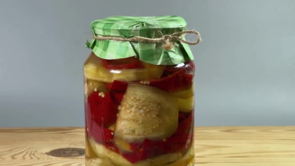 Aubergines Conserve Avec Poivron Pot Sur Table Rustique — Video
