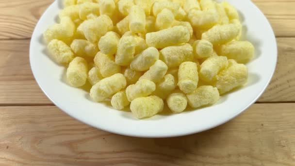Γλυκό Καλαμπόκι Puffs Ένα Λευκό Πιάτο Στο Ρουστίκ Τραπέζι — Αρχείο Βίντεο