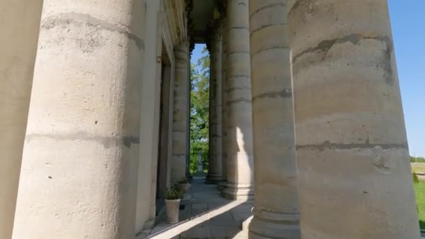 Otwarta Kolumnada Starożytnego Barokowego Portyku Kościelnego Kamiennymi Kolumnami — Wideo stockowe