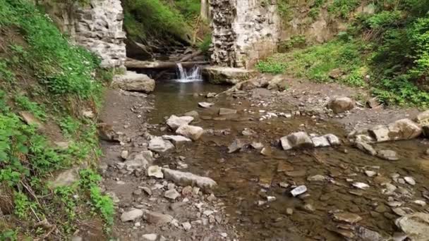 Antigua Piedra Arqueada Abandonada Puente Ferroviario Medio Destruido Cárpatos — Vídeo de stock