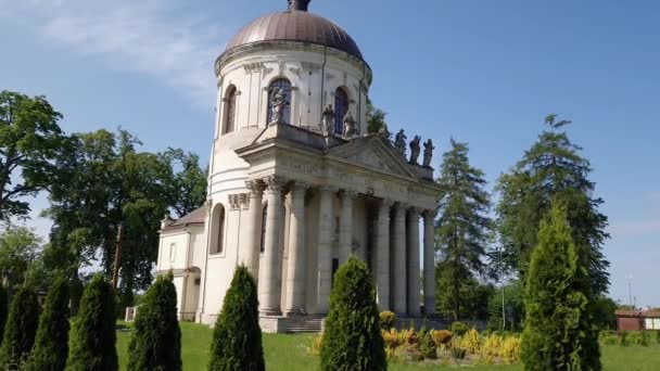 巴洛克式的罗马天主教教会的圣若瑟在 Pidhirtsi 乌克兰 — 图库视频影像