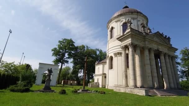 巴洛克式的罗马天主教教会的圣若瑟在 Pidhirtsi 乌克兰 — 图库视频影像