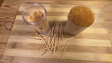 Plastik kaplarda ahşap kürdanlar ve yanında dağınık