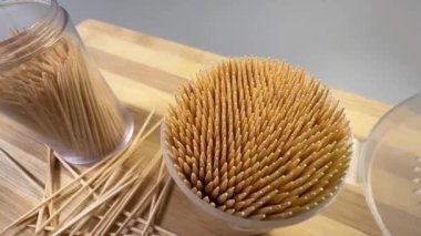 Plastik kaplarda odun kürdanları ve yanında dağınık, seçici odak