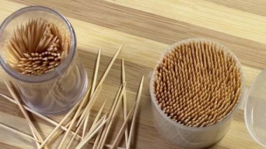 Plastik kaplarda odun kürdanları ve yanında dağınık, seçici odak