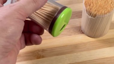 Kapağında şeker kutusu olan plastik kabın kürdanı kaldırılıyor