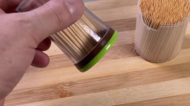 Kapağında şeker kutusu olan plastik kabın kürdanı kaldırılıyor