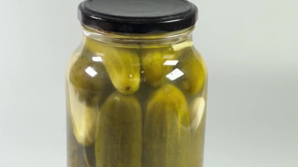 Komkommers Blik Verzegelde Glazen Pot Een Grijze Achtergrond — Stockvideo