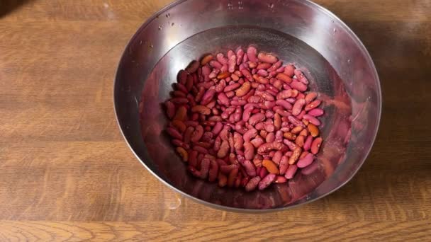 Κόκκινοι Κόκκοι Νεφρών Εμποτισμένοι Νερό Πριν Μαγείρεμα Κορυφαία Άποψη — Αρχείο Βίντεο