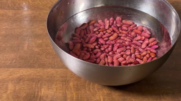 Röda Njurbönor Indränkta Vatten Före Matlagning Ovanifrån — Stockvideo