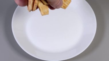 Beyaz kaseye tuzlu soğanlı kraker döküyorum.