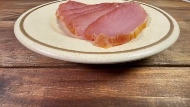 Dilimlenmiş Domuz Filetosu Rustik Masada Çay Tabağında — Stok video