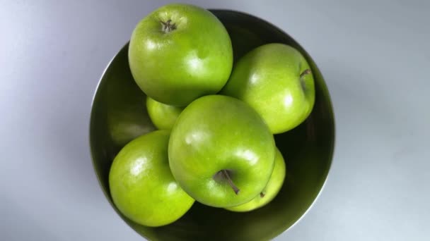 Groene Appels Metalen Schaal Grijze Achtergrond Bovenaanzicht — Stockvideo