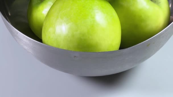 Green Apples Metal Bowl Gray Background Close — Stock Video