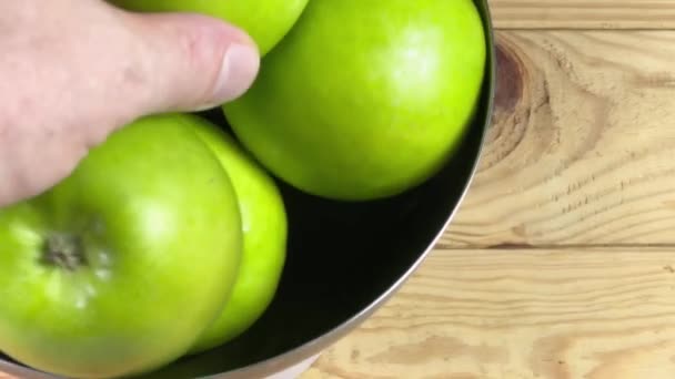 Πράσινα Μήλα Μεταλλικό Μπολ Και Ένα Μήλο Στο Χέρι — Αρχείο Βίντεο