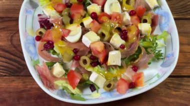 Jamonlu salata, bıldırcın yumurtası, peynir, sebze...  