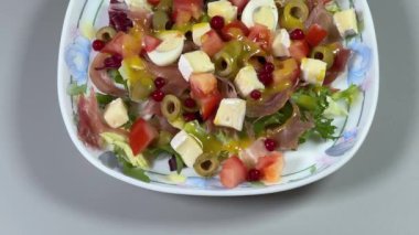 Jamonlu salata, bıldırcın yumurtası, peynir, sebze...