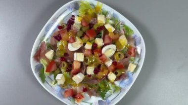 Jamonlu salata, bıldırcın yumurtası, peynir, sebze...