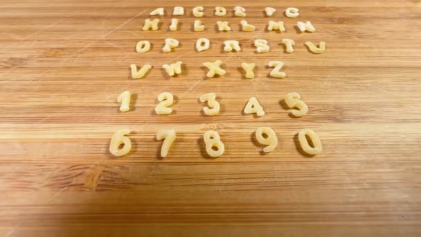 Pasta Alfabetische Letters Cijfers Snijplank — Stockvideo