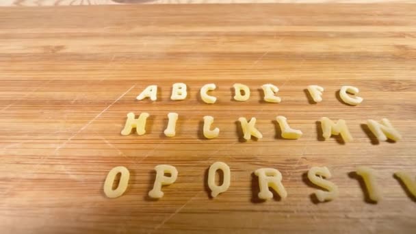 Pasta Alfabetische Letters Cijfers Snijplank — Stockvideo