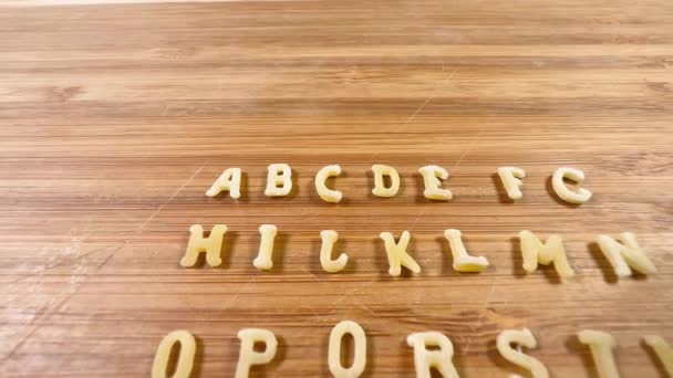 Pasta Dalam Huruf Alfabet Dan Bentuk Angka Papan Potong — Stok Video