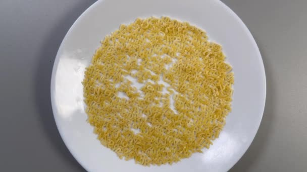 Rauwe Alfabet Pasta Schotel Close Grijs Oppervlak — Stockvideo